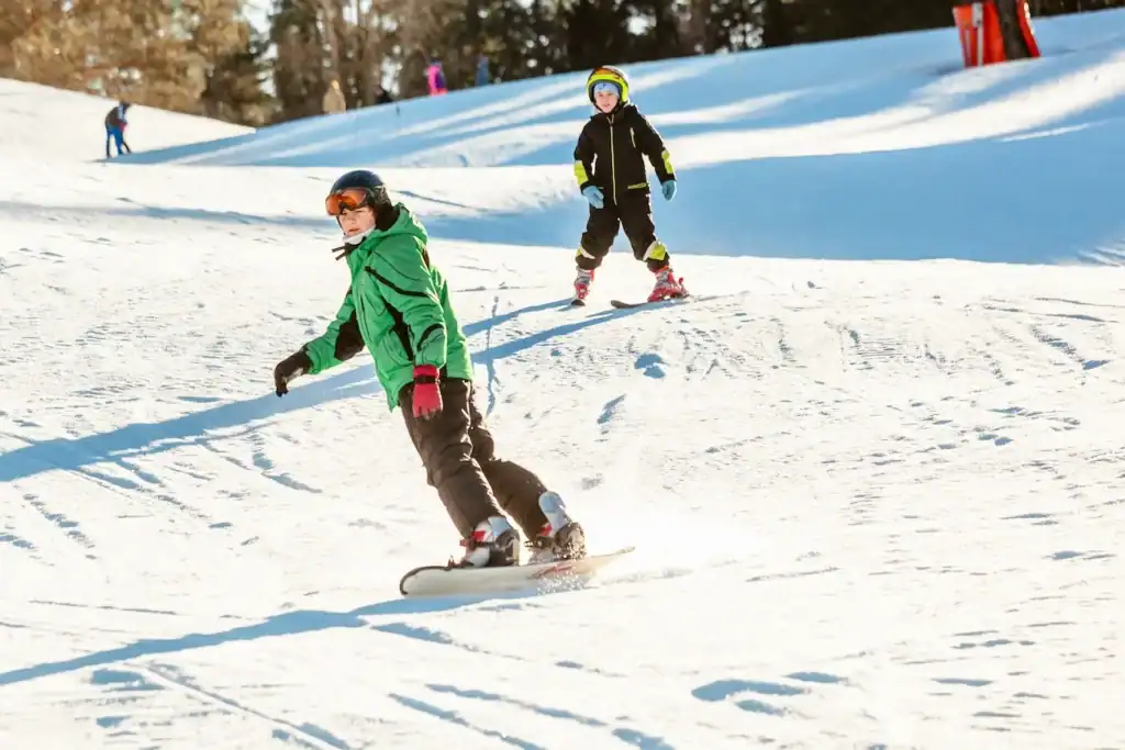 Snow activities in the leisure park with skis and snowboards.