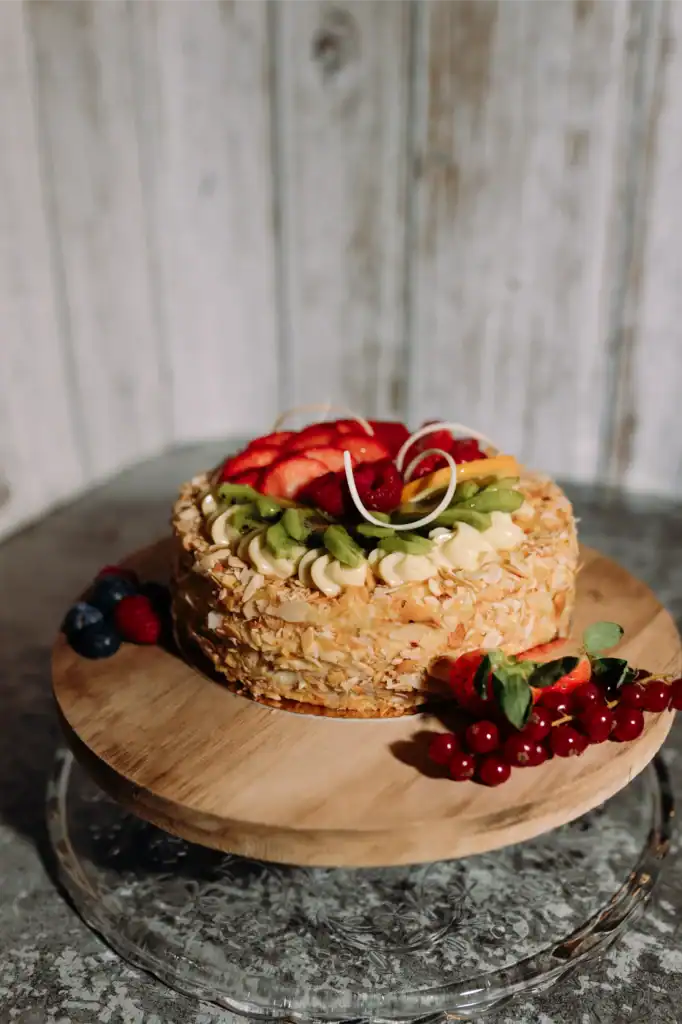 Cakes with fresh fruit, nuts and an attractive presentation – perfect for the festive table.