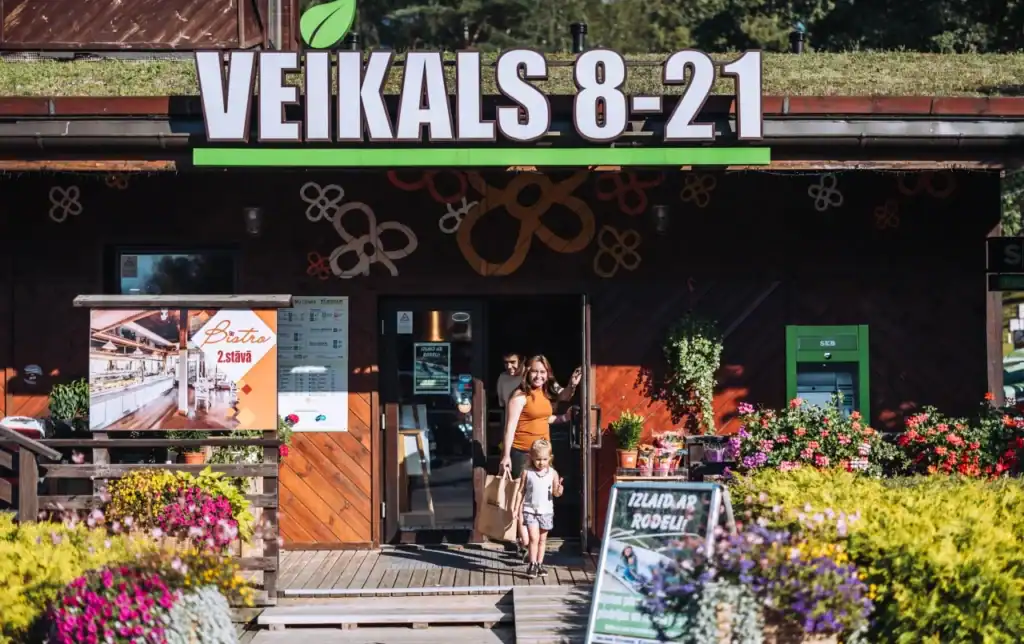 Opening hours 8-21, healthy products and natural medicines available.